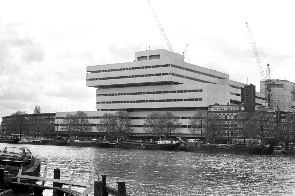 Amsterdam. Kantoorgebouw aan de Amsteldijk ontworpen door het architectenbureau , Bestanddeelnr 925-5633