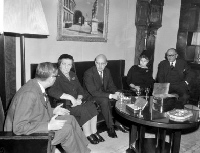 Amsterdam. Minister van Buitenlandse Zaken van Israel Golda Meir ontvangen op he, Bestanddeelnr 916-1021