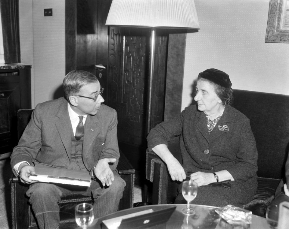 Amsterdam. Minister van Buitenlandse Zaken van Israel Golda Meir ontvangen op he, Bestanddeelnr 916-1018