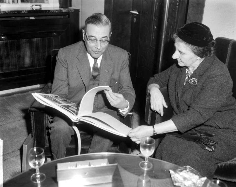 Amsterdam. Minister van Buitenlandse Zaken van Israel Golda Meir ontvangen op he, Bestanddeelnr 916-1015