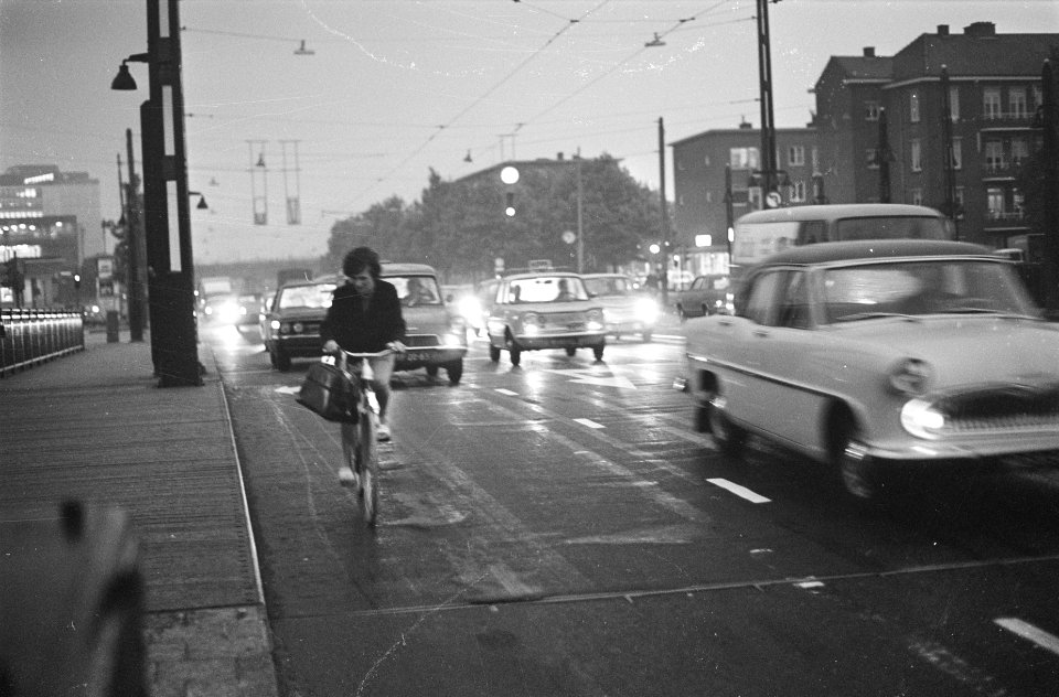 Amsterdam 's middags om 12 uur, donker als de nacht. Auto's op de Berlagebrug me, Bestanddeelnr 921-4406