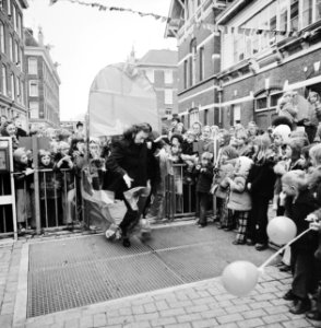 Amsterdam, speelterrein opening wethouders Lammers en Van de Velde aan 2e Leeghw, Bestanddeelnr 927-0667