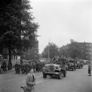 Amsterdam. Bevrijding. Straatbeelden Duitse krijgsgevangen worden zowel lopend…, Bestanddeelnr 900-3170