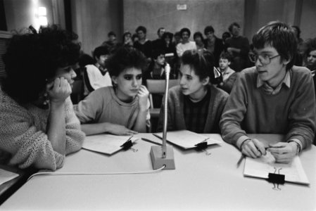 Amsterdam, Prinsenhof conferentie over discriminatie en racisme jongeren spelen, Bestanddeelnr 932-8458