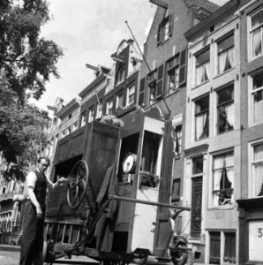 Amsterdam. Een orgelman bij een draaiorgel op een van de grachten, Bestanddeelnr 901-8133