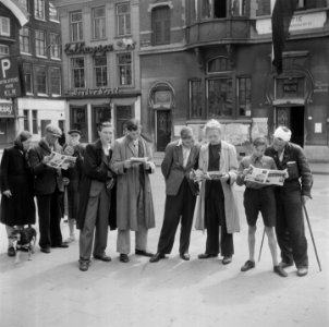 Amsterdam. Bevrijding. Straatbeelden Mensen op straat lezen kranten, Bestanddeelnr 900-3172