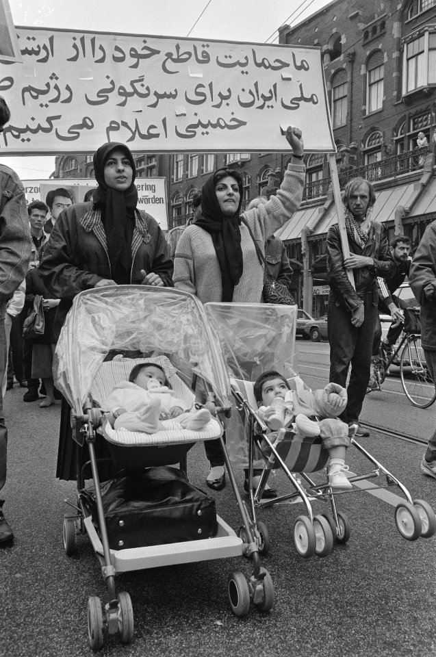 Amsterdam, Iraniers demonstreren tegen bewind Khomeini, Bestanddeelnr 934-0155