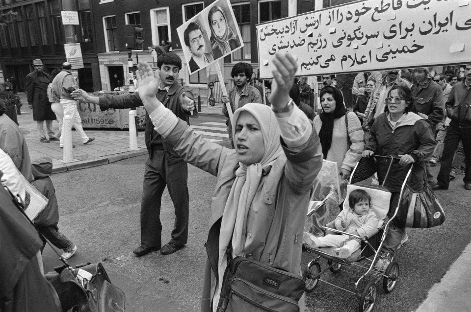 Amsterdam, Iraniers demonstreren tegen bewind Khomeini, Bestanddeelnr 934-0154