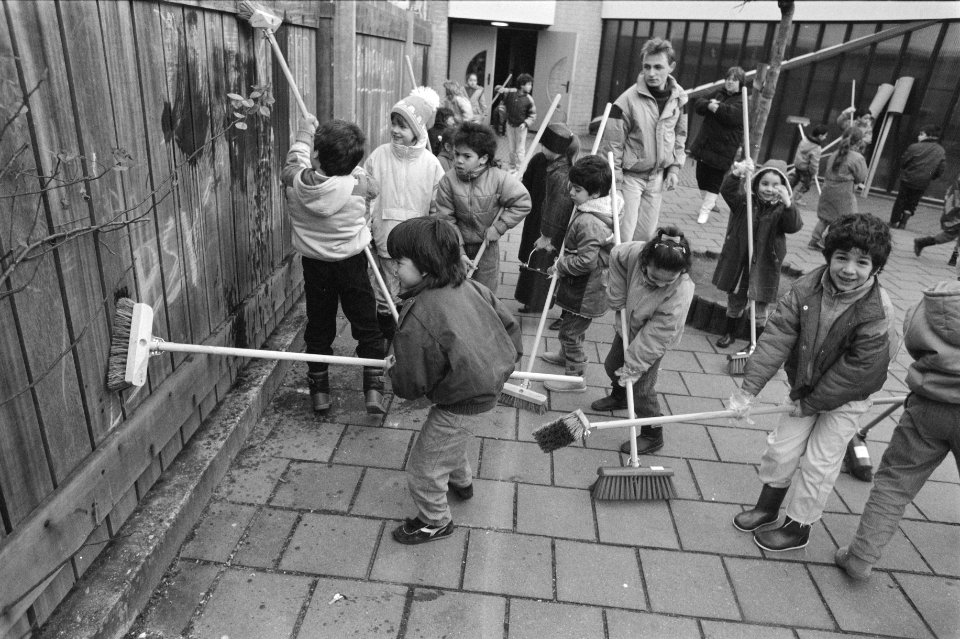 Amsterdam, leerlingen basisschool De Binnenplaats maken schutting met bezems s, Bestanddeelnr 934-1678