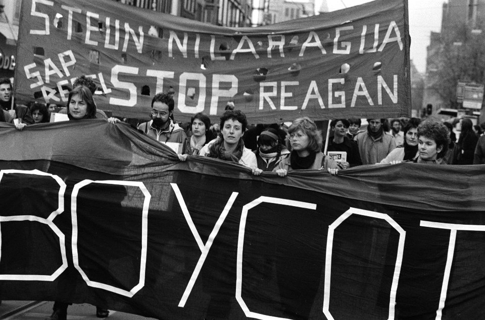 Amsterdam, demonstratie tegen VS-boycot van Nicaragua kop demonstratie met o.m., Bestanddeelnr 933-3148
