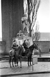 Amsterdam. In verband met een kranslegging bij het Van Heutsz-monument bewaren p, Bestanddeelnr 921-0451