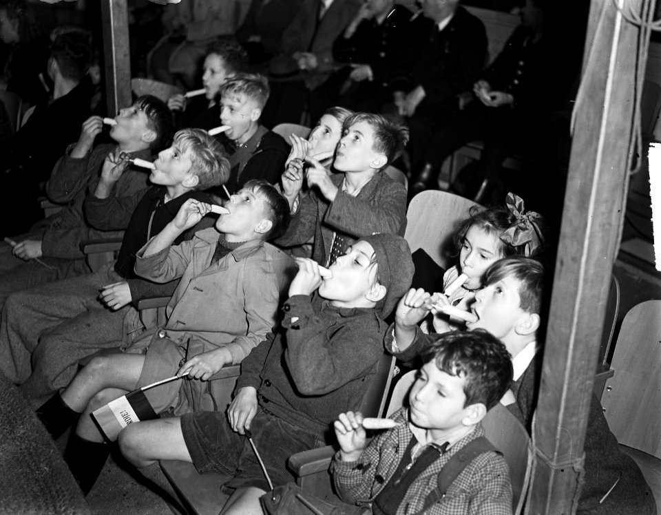 Amsterdamse jeugd bij het Circus Mikkenie, Bestanddeelnr 903-0686