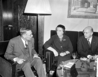 Amsterdam. Minister van Buitenlandse Zaken van Israel Golda Meir ontvangen op he, Bestanddeelnr 916-1013