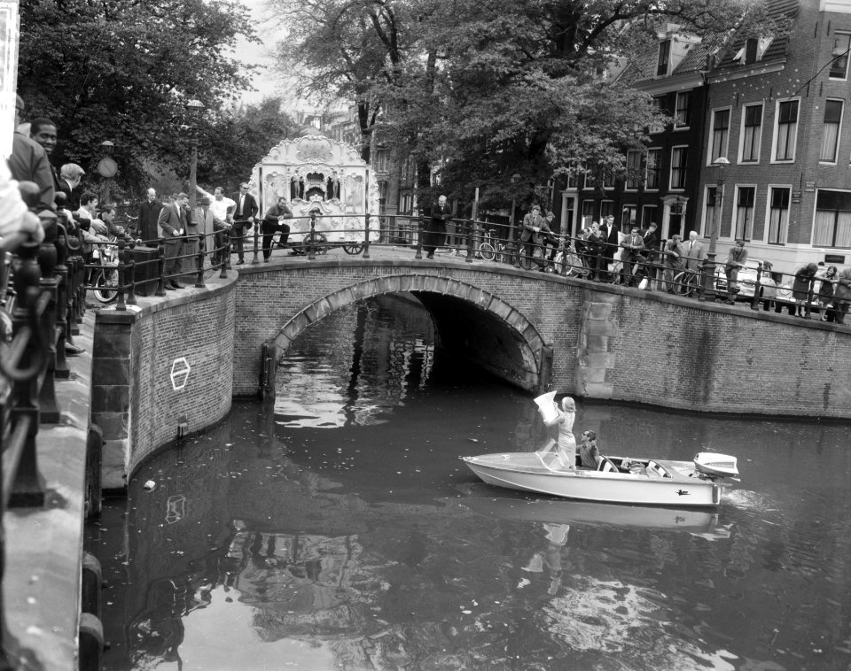 Amerikanen filmen in Amsterdam, hier op de Reguliersgrach, Bestanddeelnr 918-2349