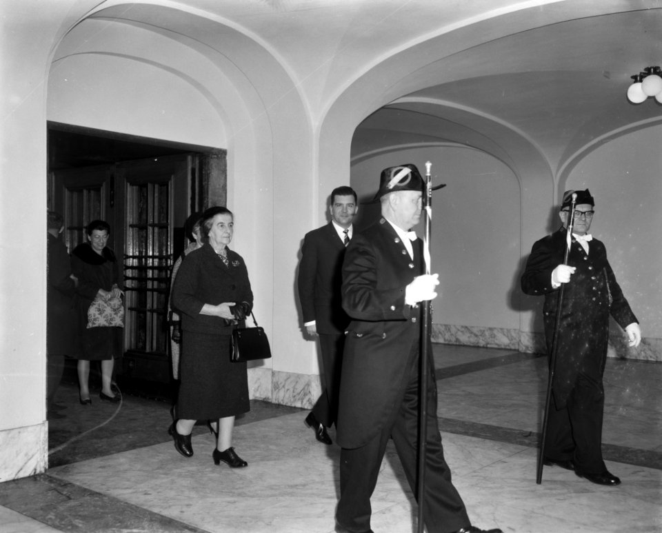 Amsterdam. Minister van Buitenlandse Zaken van Israel Golda Meir ontvangen op he, Bestanddeelnr 916-1016