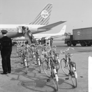Amerikanen doen Europa op de fiets, vanuit de DC8 meteen de fiets (scholieren), Bestanddeelnr 916-5860