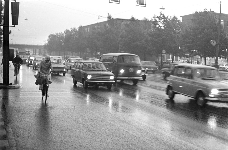 Amsterdam 's middags om 12 uur, donker als de nacht. Auto's op de Berlagebrug me, Bestanddeelnr 921-4407