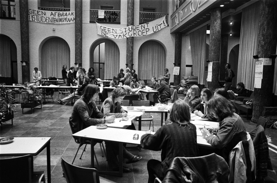 Amsterdam, Maagdenhuisbezetting overzicht vergadering bezettende studenten, Bestanddeelnr 929-6886