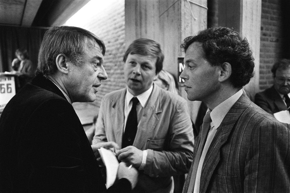 Amersfoort, congres D66 v.l.n.r. Hans van Mierlo , Ernst Bakker en Maarten Engw, Bestanddeelnr 933-1291