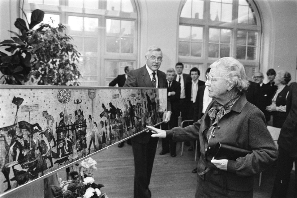 Amsterdam, Prinses Juliana verricht opening tent De klepper klept niet mee in, Bestanddeelnr 932-8180