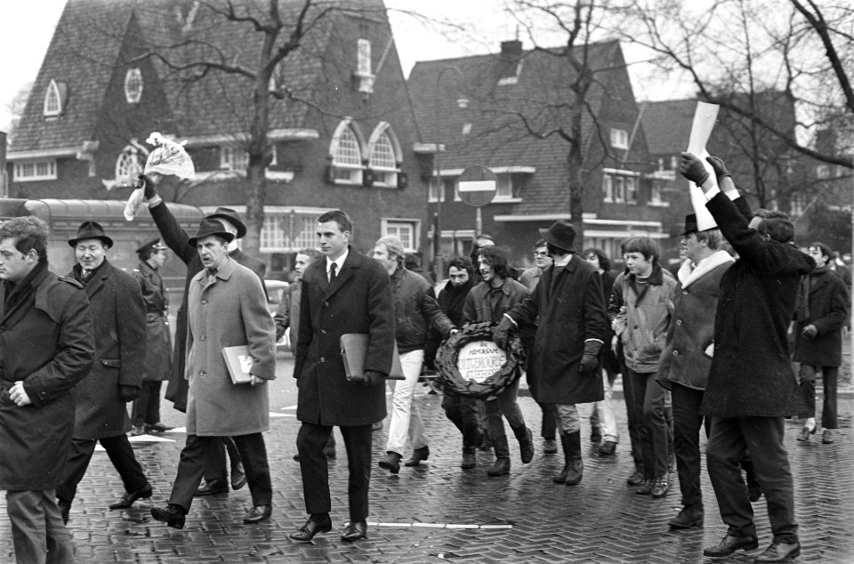 Amsterdam. Kranslegging bij het Van Heutsz-monument uiterst rechts een neef van, Bestanddeelnr 921-0454