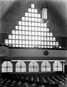 Amsterdam, Lutherkapel aan de Gerrit van der Veenstraat. Interieur met raampart…, Bestanddeelnr 252-0316