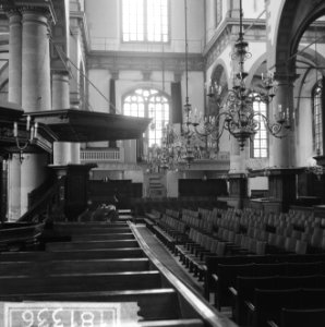 Amsterdam. Interieur van de Westerkerk met preekstoel met het kleine orgel, Bestanddeelnr 918-1336