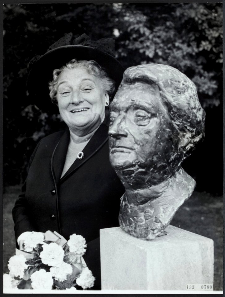 Amsterdam. Beatrixoord in het Oosterpark mevr. Truus Weismuller-Meijer naast ha, Bestanddeelnr 133-0780