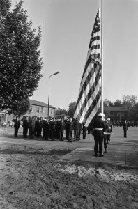 Amerikaanse vlag wordt gehesen op vliegbasis Woensdrecht installatie eerste Amer, Bestanddeelnr 933-7765