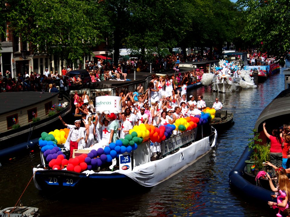 Amsterdam Gay Pride 2013 boat no25 Andreas ziekenhuis OLVG ziekenhuis zorgverzekeraars pic7
