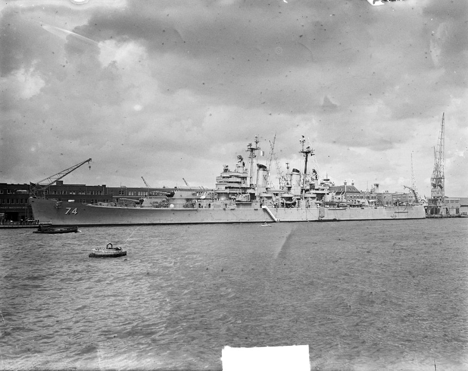 Amerikaanse zware kruiser USS Columbus (CA-74) in Amsterdam, Bestanddeelnr 903-5213