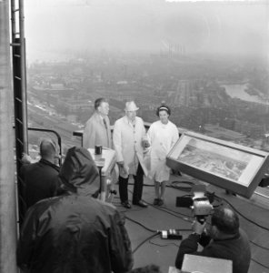 Amerikanen filmen in Rotterdam, het eerste shot, de drie presentators, Bestanddeelnr 915-0858