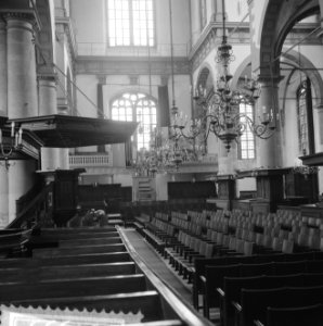 Amsterdam. Interieur van de Westerkerk met preekstoel met het kleine orgel, Bestanddeelnr 918-1335