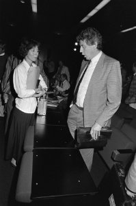 Amsterdam, partijraad PvdA partijvoorzitter Marjanne Sint praat met Wim Kok, Bestanddeelnr 934-0160