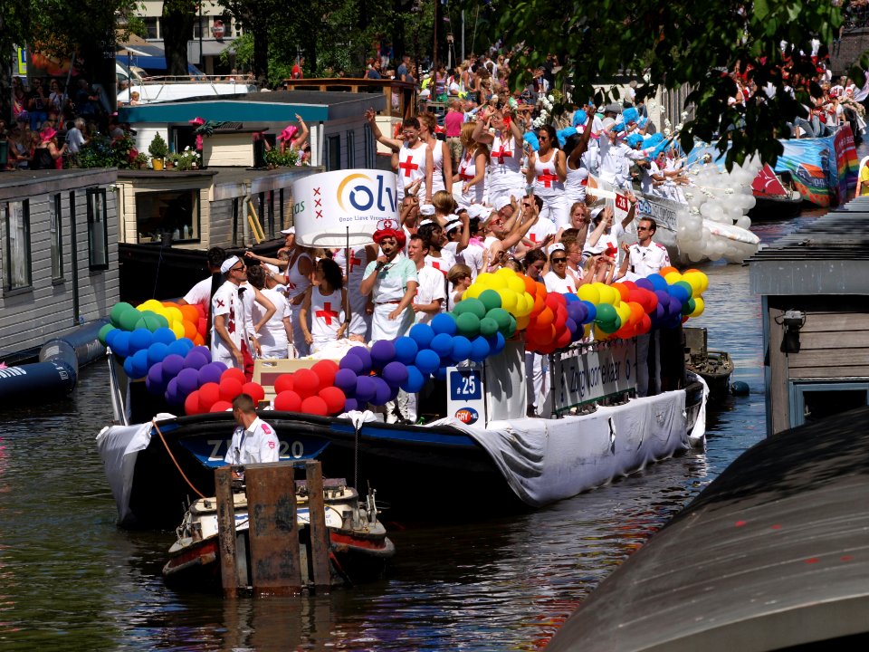 Amsterdam Gay Pride 2013 boat no25 Andreas ziekenhuis OLVG ziekenhuis zorgverzekeraars pic1
