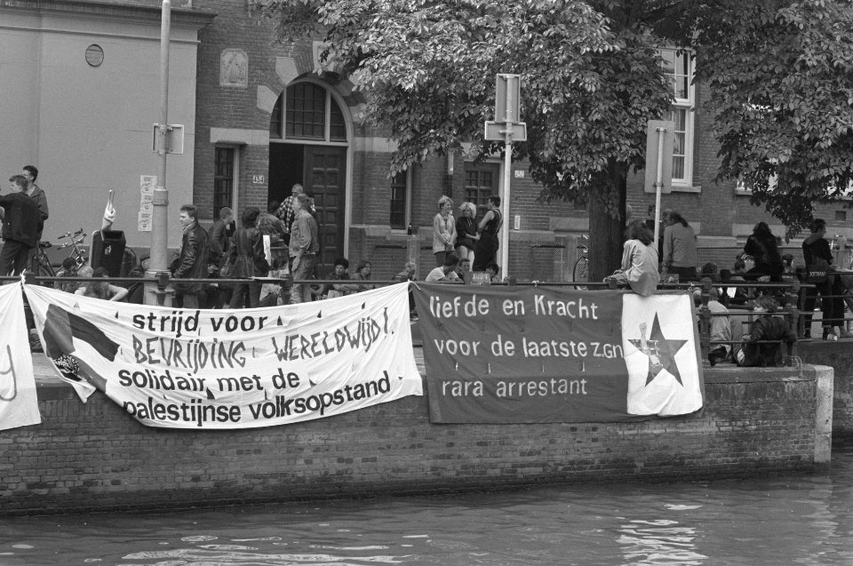 Amsterdam, proces tegen Rara-verdachte Rene R. sympathisanten met spandoeken v, Bestanddeelnr 934-2959
