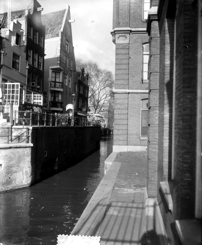 Amsterdam. Gevels naast het Binnengasthuis aan de Nes, gezien vanaf de Oude Turf, Bestanddeelnr 934-5578