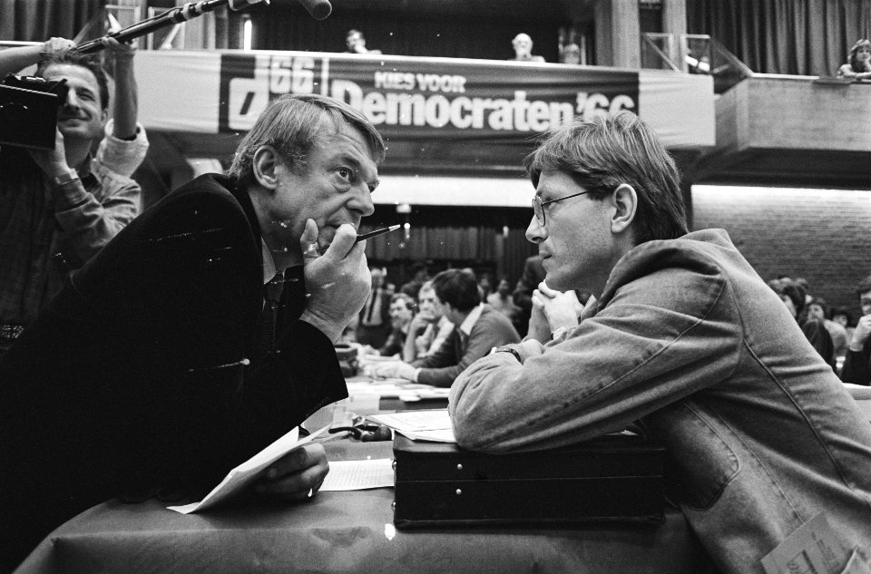 Amersfoort, congres D66 Hans van Mierlo (l) met voorzitter Jacob Kohnstam, Bestanddeelnr 933-1292