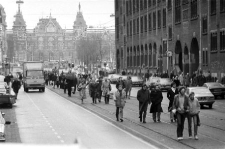 Amsterdam, geen openbaar vervoer mensen te voet naar hun werk op trambaan Damra, Bestanddeelnr 930-7036