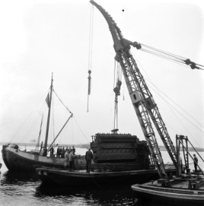Amsterdam, fotos betreffende de herstellingswerken in de haven, Bestanddeelnr 900-9132