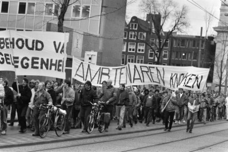 Amsterdam, ambtenaren demonstreren tegen korting op vergoeding ziektekosten, Bestanddeelnr 933-8207