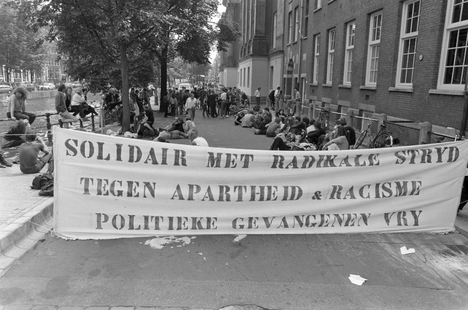 Amsterdam, proces tegen Rara-verdachte Rene R. sympathisanten met spandoeken v, Bestanddeelnr 934-2960