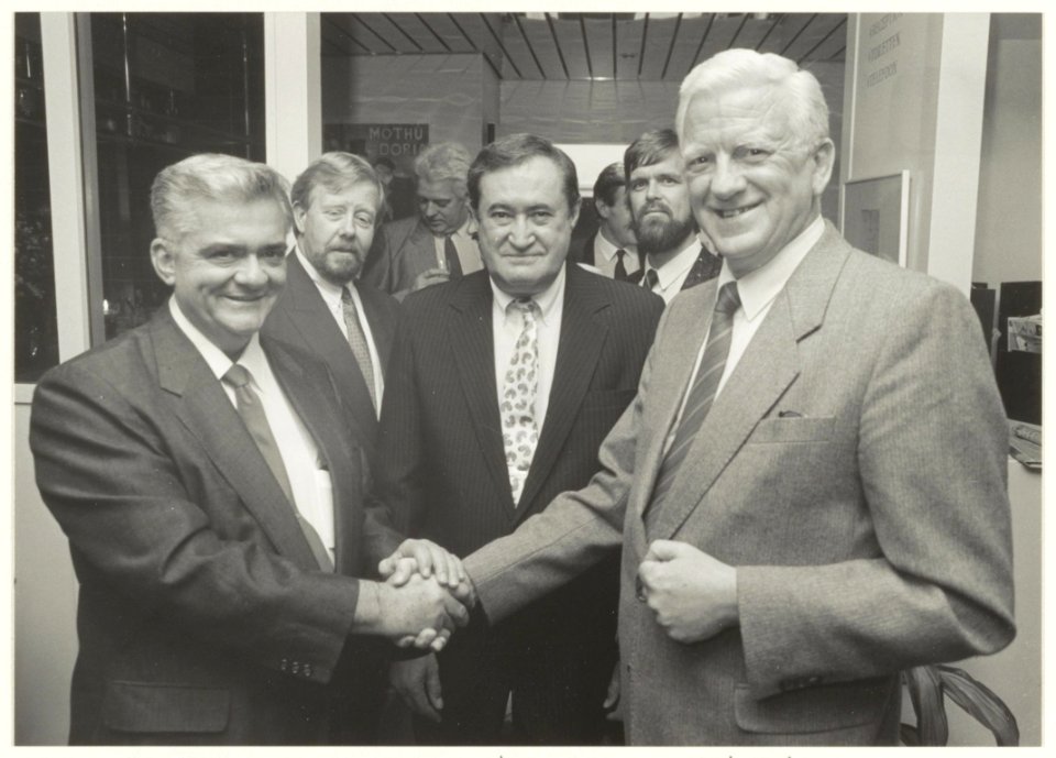 Amerikaanse zakenlieden, op uitnodiging van CDA-wethouder Piet Sikma (rechts) in Hotel Lion d 'Or aan de Kruisweg