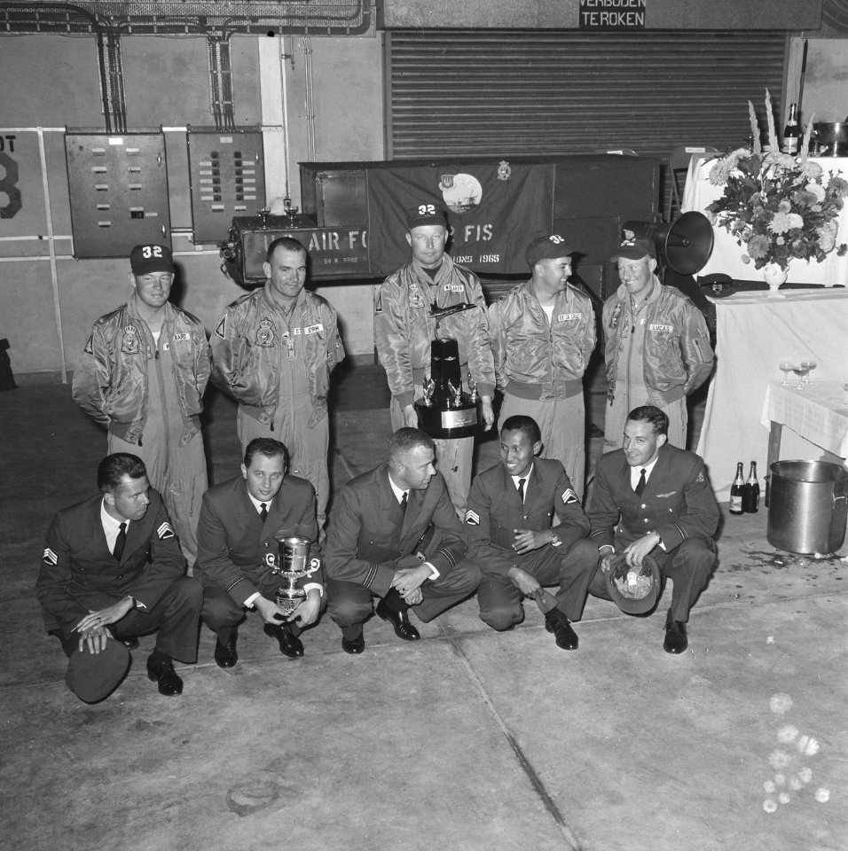 Amerikaanse vliegers poserend met de Bong Trophy, hier met Nederlands grondperso, Bestanddeelnr 918-3188