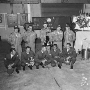 Amerikaanse vliegers poserend met de Bong Trophy, hier met Nederlands grondperso, Bestanddeelnr 918-3188