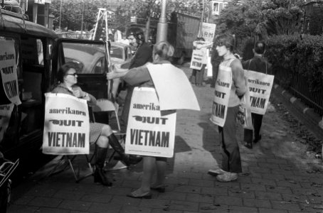 Amerikanen en enige Nederlanders demonstreren met borden Museumplein Amsterdam v, Bestanddeelnr 922-8738