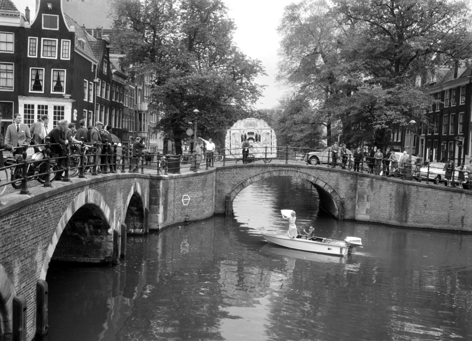 Amerikanen filmen in Amsterdam, hier op de Reguliersgracht, Bestanddeelnr 918-2348
