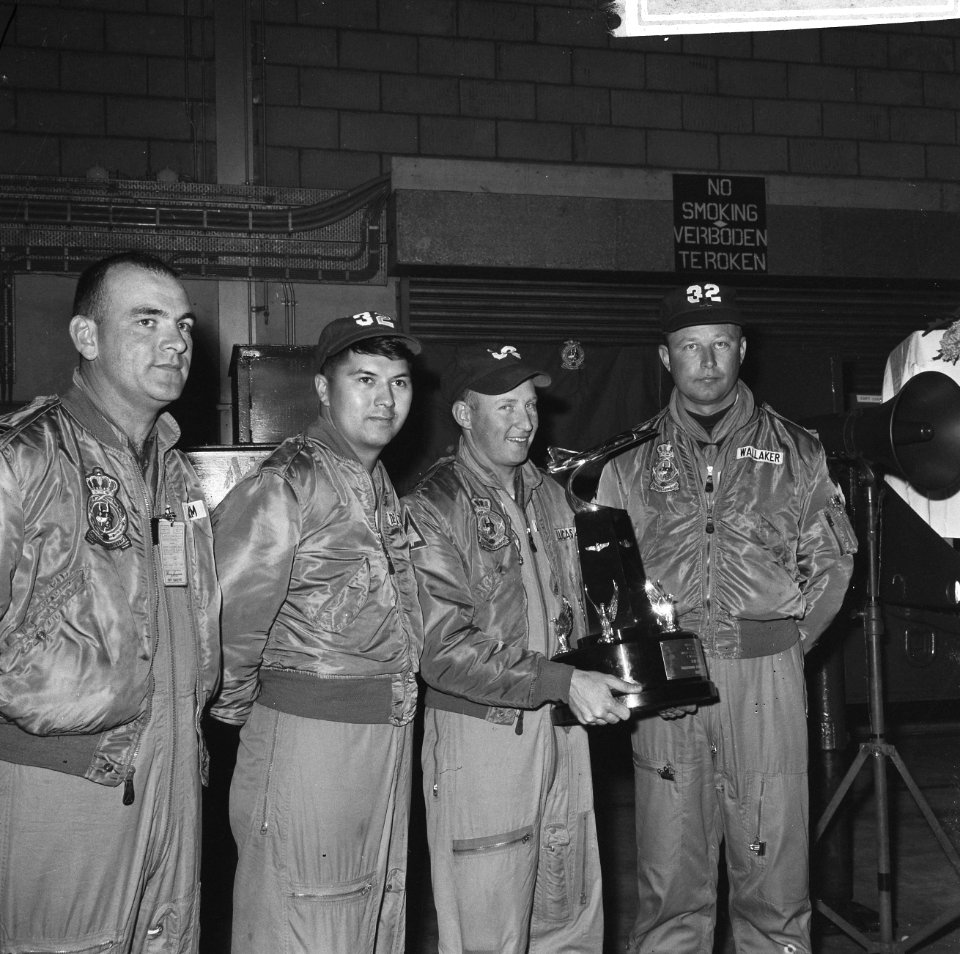 Amerikaanse vliegers poserend met de Bong Trophy, Bestanddeelnr 918-3189