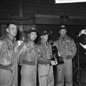 Amerikaanse vliegers poserend met de Bong Trophy, Bestanddeelnr 918-3189