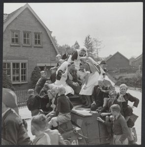 Amersfoort. Verpleegsters bestormen haar bevrijders met vragen, Bestanddeelnr 32012 003